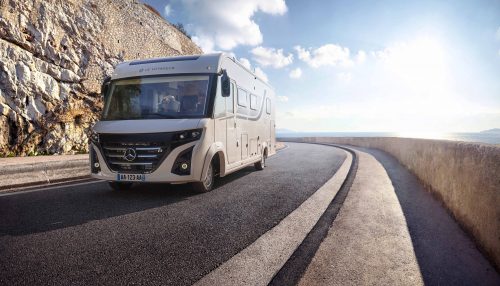 camping car le voyageur roulant sur une route ensoleillée