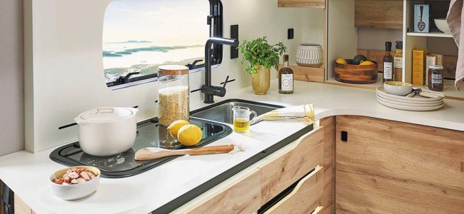 Cuisine spacieuse du 6.8 LF Eterna Le Voyageur.