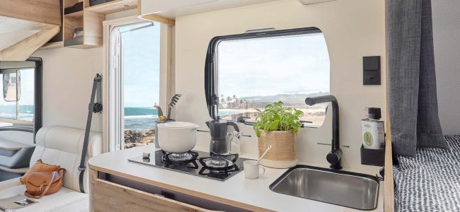 Cuisine du Le Voyageur 7.0 GJF avec vue sur la mer.