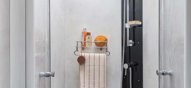 Salle de bain d'un camping-car le Voyageur 7.5 Eterna.