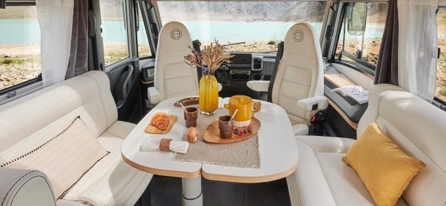 salon avec banquette en L d'un Le Voyageur 7.8