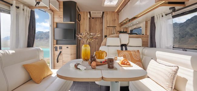 Salon avec banquette en L d'un Le Voyageur 7.8