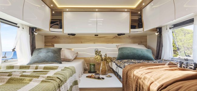deux lits jumeaux dans camping car de luxe le voyageur